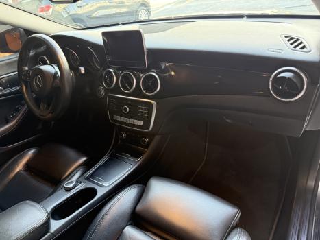 MERCEDES-BENZ CLA 180 , Foto 4