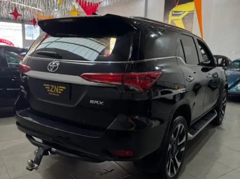 TOYOTA Hilux SW4 2.8 4P SRX 4X4 DIAMOND 7 LUGARES TURBO DIESEL AUTOMTICO, Foto 5