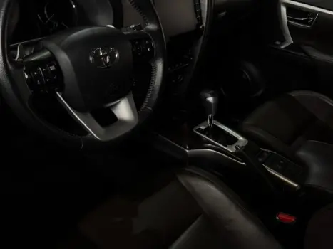 TOYOTA Hilux SW4 2.8 4P SRX 4X4 DIAMOND 7 LUGARES TURBO DIESEL AUTOMTICO, Foto 6