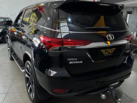 TOYOTA Hilux SW4 2.8 4P SRX 4X4 DIAMOND 7 LUGARES TURBO DIESEL AUTOMTICO, Foto 7