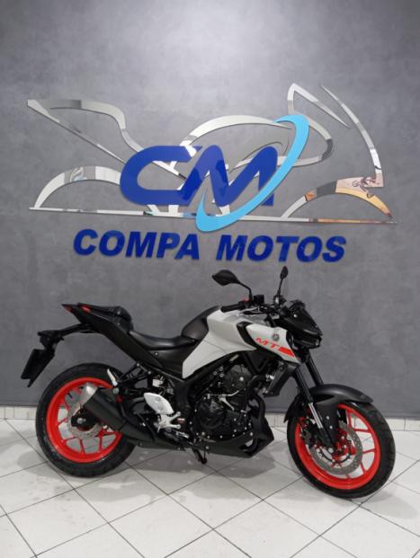 YAMAHA MT-03 300 ABS, Foto 3