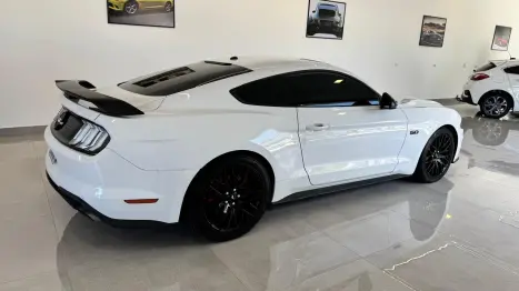 FORD Mustang 5.0 V8 24V GT PREMIUM COUPÉ, Foto 4 FORD Mustang 5.0 V8 24V GT PREMIUM COUPÉ, Foto 4