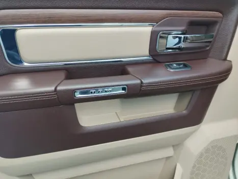 RAM 2500 6.7 I6 24V SLT CABINE DUPLA TURBO DIESEL LARAMIE 4X4 AUTOMTICO, Foto 9