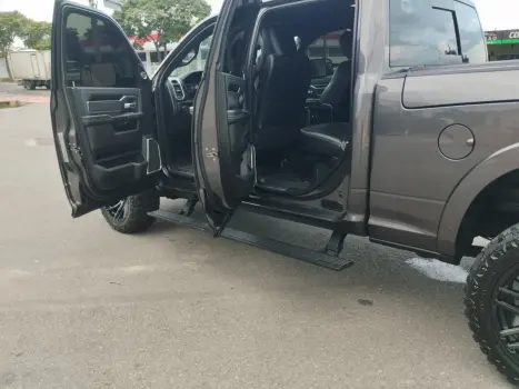 RAM 2500 6.7 I6 24V SLT CABINE DUPLA TURBO DIESEL NIGHT EDITION 4X4 AUTOM�TICO, Foto 13