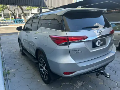 TOYOTA Hilux SW4 2.7 16V 4P FLEX SRV 7 LUGARES AUTOM�TICO, Foto 17