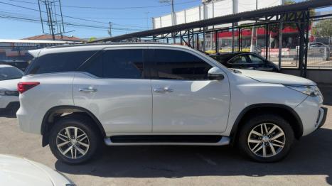 TOYOTA Hilux SW4 2.8 16V 4P SRX 4X4 7 LUGARES TURBO DIESEL AUTOMÁTICO, Foto 4 TOYOTA Hilux SW4 2.8 16V 4P SRX 4X4 7 LUGARES TURBO DIESEL AUTOMÁTICO, Foto 4