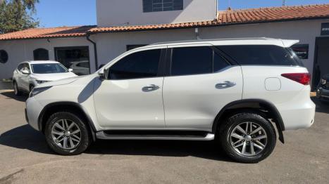 TOYOTA Hilux SW4 2.8 16V 4P SRX 4X4 7 LUGARES TURBO DIESEL AUTOMÁTICO, Foto 5 TOYOTA Hilux SW4 2.8 16V 4P SRX 4X4 7 LUGARES TURBO DIESEL AUTOMÁTICO, Foto 5