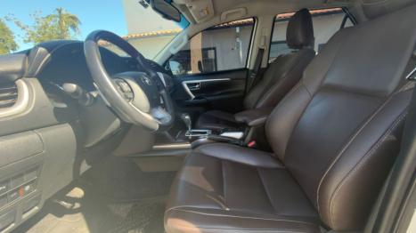 TOYOTA Hilux SW4 2.8 16V 4P SRX 4X4 7 LUGARES TURBO DIESEL AUTOMÁTICO, Foto 10 TOYOTA Hilux SW4 2.8 16V 4P SRX 4X4 7 LUGARES TURBO DIESEL AUTOMÁTICO, Foto 10