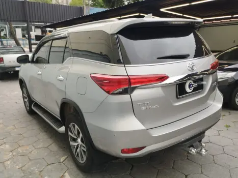 TOYOTA Hilux SW4 2.8 16V 4P SRX 4X4 7 LUGARES TURBO DIESEL AUTOMTICO, Foto 6