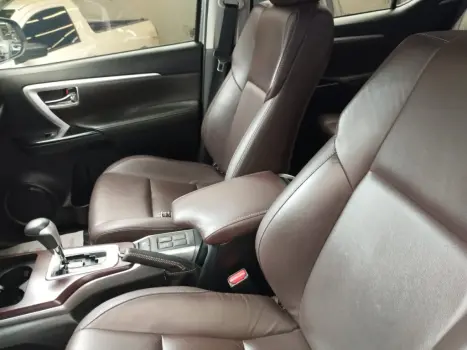 TOYOTA Hilux SW4 2.8 16V 4P SRX 4X4 7 LUGARES TURBO DIESEL AUTOMTICO, Foto 13