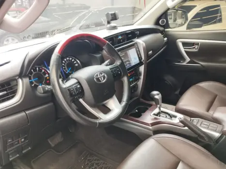 TOYOTA Hilux SW4 2.8 16V 4P SRX 4X4 7 LUGARES TURBO DIESEL AUTOMTICO, Foto 14