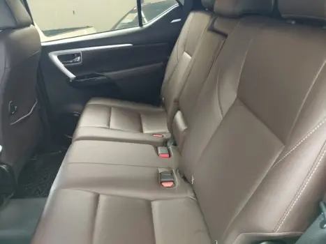 TOYOTA Hilux SW4 2.8 16V 4P SRX 4X4 7 LUGARES TURBO DIESEL AUTOMTICO, Foto 15