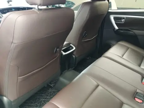 TOYOTA Hilux SW4 2.8 16V 4P SRX 4X4 7 LUGARES TURBO DIESEL AUTOMTICO, Foto 16