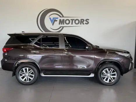 TOYOTA Hilux SW4 2.8 16V 4P SRX 4X4 7 LUGARES TURBO DIESEL AUTOM�TICO, Foto 4