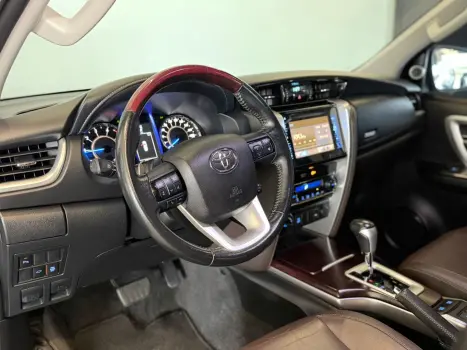 TOYOTA Hilux SW4 2.8 16V 4P SRX 4X4 7 LUGARES TURBO DIESEL AUTOM�TICO, Foto 6