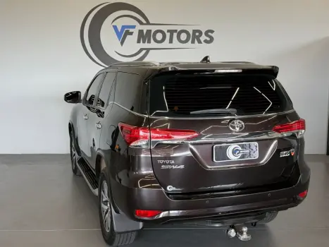 TOYOTA Hilux SW4 2.8 16V 4P SRX 4X4 7 LUGARES TURBO DIESEL AUTOM�TICO, Foto 28