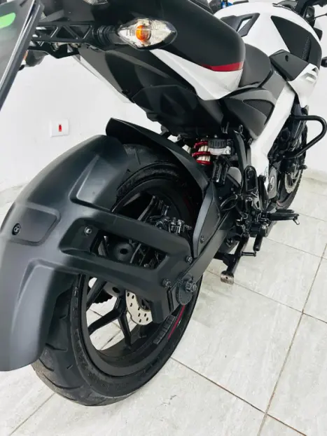 BAJAJ Dominar 200 , Foto 7