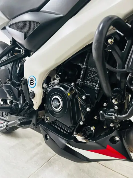 BAJAJ Dominar 200 , Foto 8