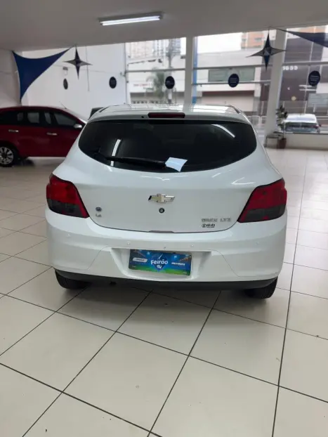 CHEVROLET Onix Hatch 1.4 4P FLEX LTZ, Foto 4