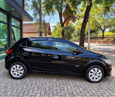 CHEVROLET Onix Hatch 1.4 4P FLEX LT, Foto 3