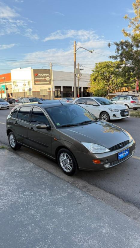 FORD Focus Hatch 2.0 16V 4P GHIA, Foto 2