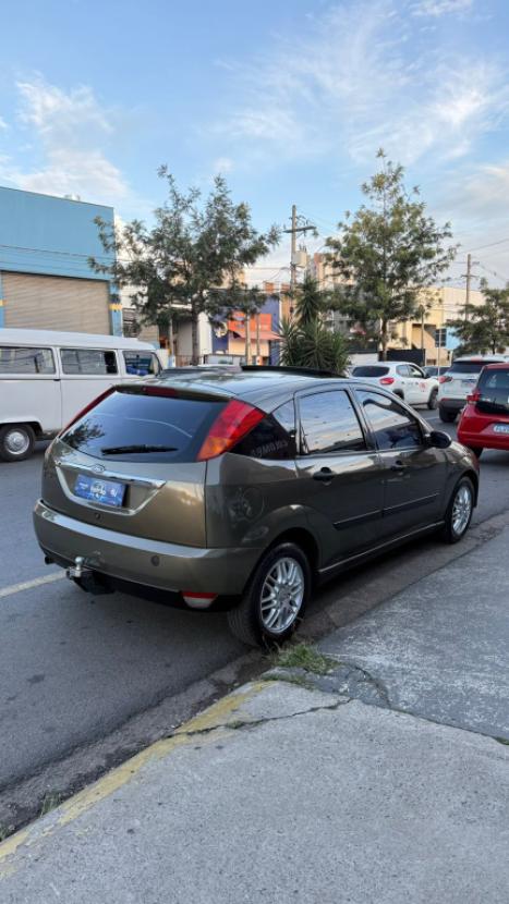 FORD Focus Hatch 2.0 16V 4P GHIA, Foto 5