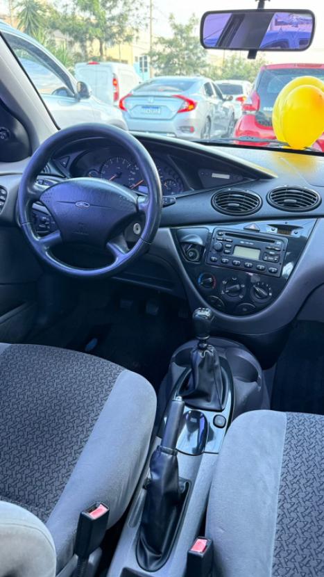 FORD Focus Hatch 2.0 16V 4P GHIA, Foto 9