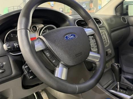 FORD Focus Hatch 2.0 16V 4P GHIA AUTOM�TICO, Foto 6