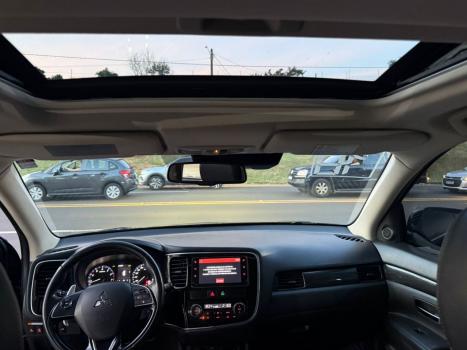 MITSUBISHI Outlander 3.0 V6 24V 4P GT 4X4 AUTOM�TICO, Foto 10