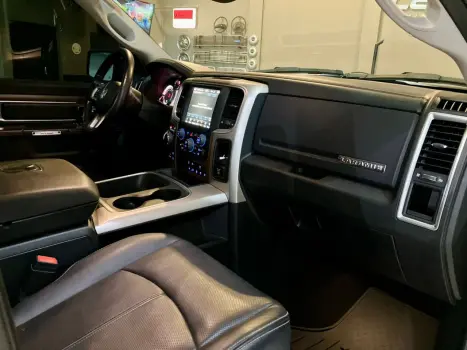RAM 1500 5.7 V8 CLASSIC LARAMIE CABINE DUPLA 4X4 AUTOM�TICO, Foto 20