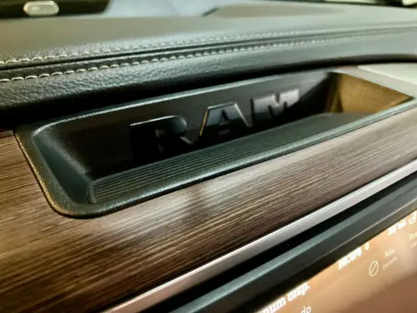 RAM 1500 5.7 V8 CLASSIC LARAMIE CABINE DUPLA 4X4 AUTOM�TICO, Foto 21