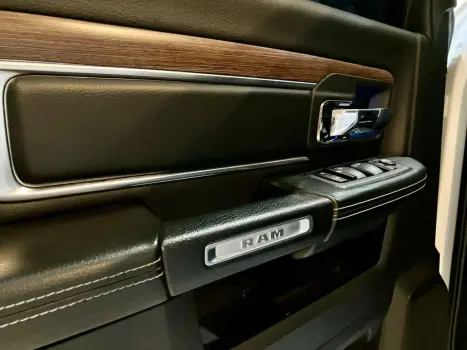 RAM 1500 5.7 V8 CLASSIC LARAMIE CABINE DUPLA 4X4 AUTOM�TICO, Foto 22