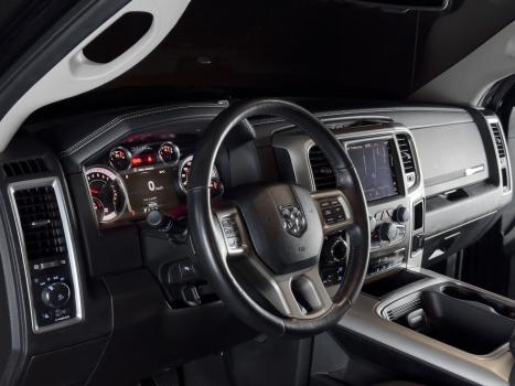 RAM Classic 5.7 V8 32V 4P HEMI LARAMIE NIGHT EDITION AUTOM�TICO, Foto 10