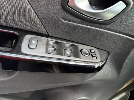 RENAULT Captur 1.3 16V 4P FLEX TCE INTENSE TURBO X-TRONIC AUTOM�TICO CVT, Foto 13