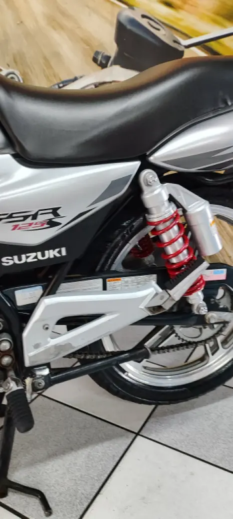 SUZUKI GSR 125 S , Foto 8
