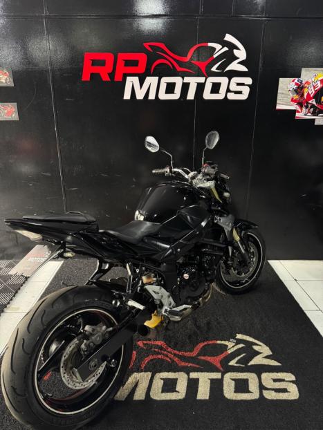 SUZUKI GSR 750 , Foto 5