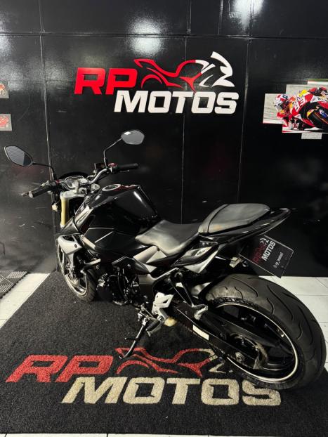 SUZUKI GSR 750 , Foto 9