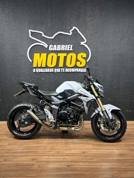 SUZUKI GSR 750 , Foto 1