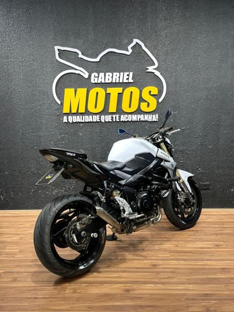 SUZUKI GSR 750 , Foto 6