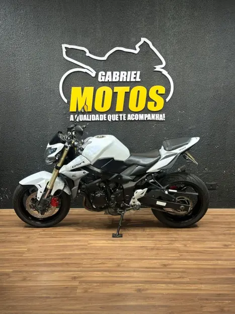 SUZUKI GSR 750 , Foto 2