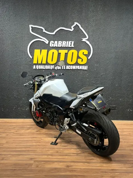 SUZUKI GSR 750 , Foto 5