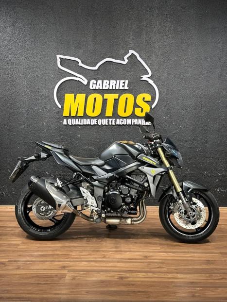 SUZUKI GSR 750 , Foto 1