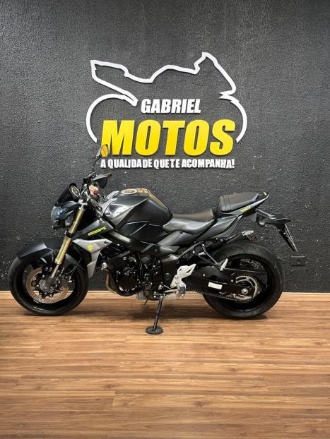 SUZUKI GSR 750 , Foto 2