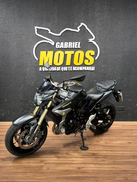 SUZUKI GSR 750 , Foto 4