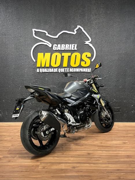 SUZUKI GSR 750 , Foto 5