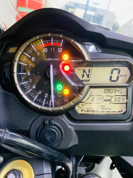 SUZUKI V-Strom DL 1000 , Foto 4