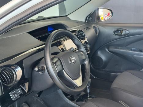 TOYOTA Etios Hatch 1.3 16V 4P FLEX X AUTOMTICO, Foto 9