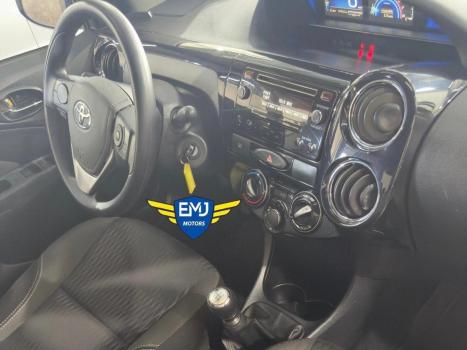 TOYOTA Etios Sedan , Foto 9
