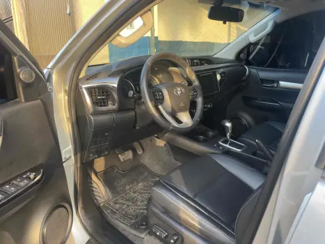 TOYOTA Hilux Caminhonete 2.8 16V SRV 4X4 DIESEL CABINE DUPLA AUTOMÁTICO, Foto 10 TOYOTA Hilux Caminhonete 2.8 16V SRV 4X4 DIESEL CABINE DUPLA AUTOMÁTICO, Foto 10