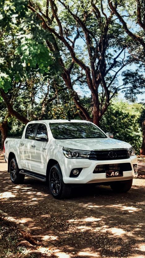 TOYOTA Hilux Caminhonete 2.8 16V SRX 4X4 TURBO DIESEL CABINE DUPLA AUTOMÁTICO, Foto 2 TOYOTA Hilux Caminhonete 2.8 16V SRX 4X4 TURBO DIESEL CABINE DUPLA AUTOMÁTICO, Foto 2